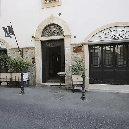 לינה וארוחת בוקר Catillo טיבולי